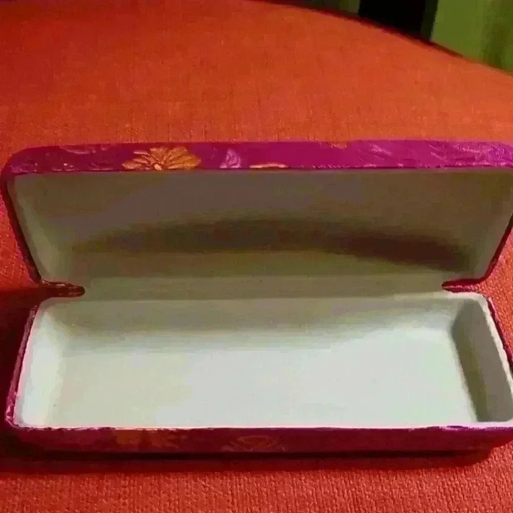 Pink silk eyeglass case - Picture 2 of 2